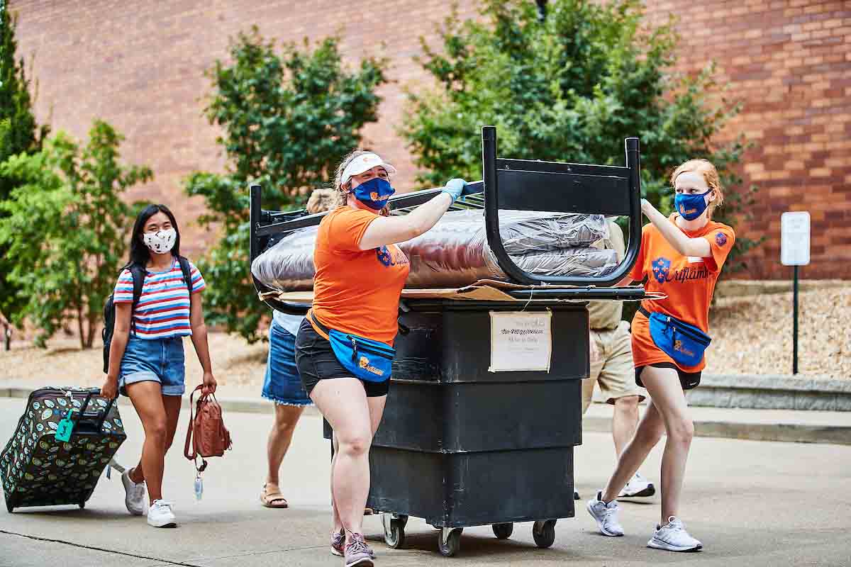 Oriflamme members help with Move-In Oriflamme members help with Move-In